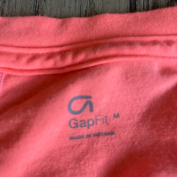 GapFit Women’s Bright Coral Long Sleeve Tee with thumb holes, size medium - Picture 4 of 8